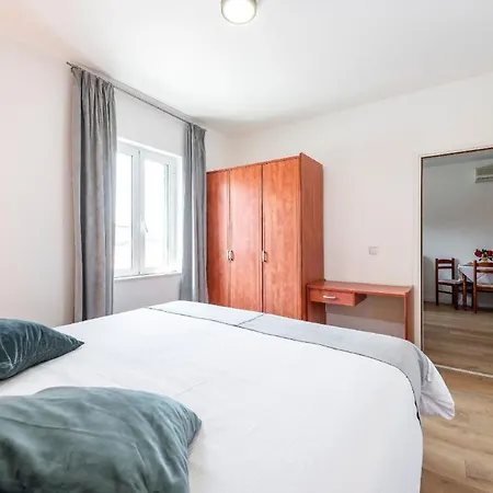 Mit Einem Schlafzimmer Und Meerblick Fuer Vier Personen