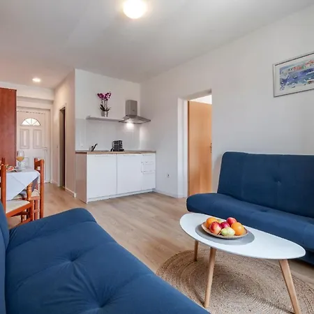 Mit Einem Schlafzimmer Und Meerblick Fuer Vier Personen דירה